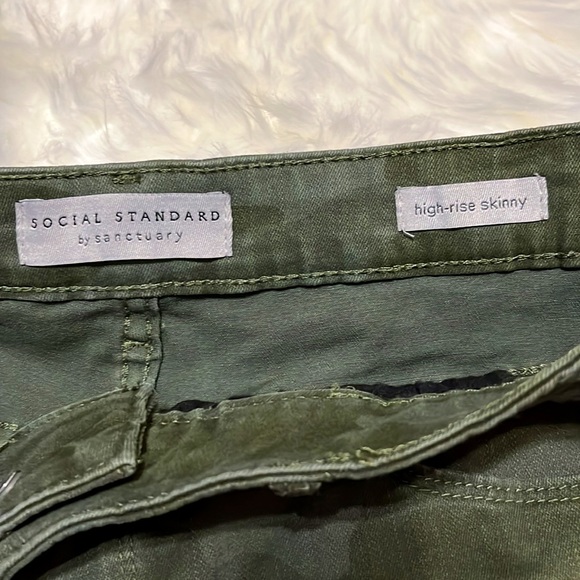 Social Standard by Sanctuary Green Camo High Rise Skinny Jeans Size 10 - Picture 7 of 10